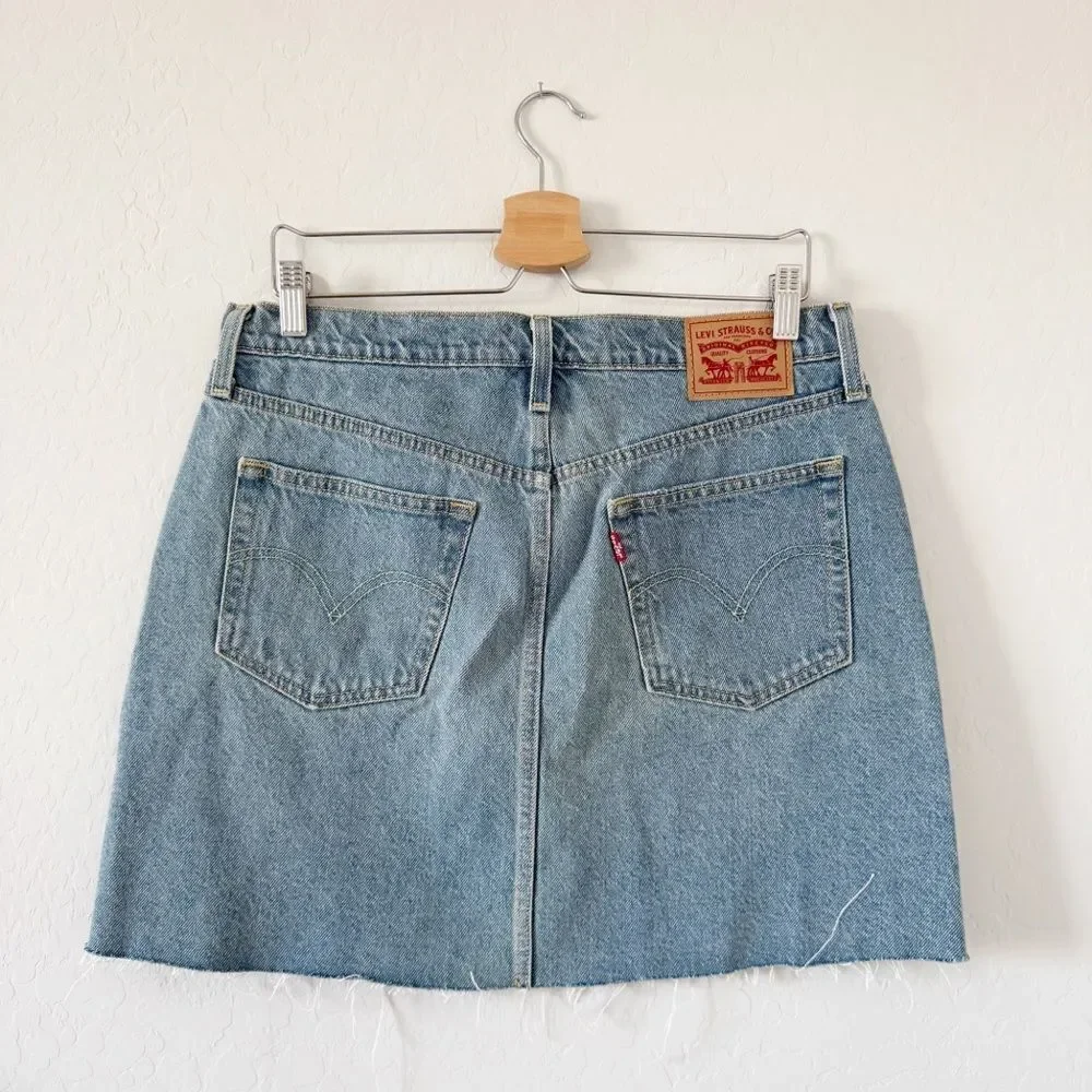 NEW Levi’s High Rise Iconic Red Tab Distressed Light Wash Denim Mini Skirt Sz 31